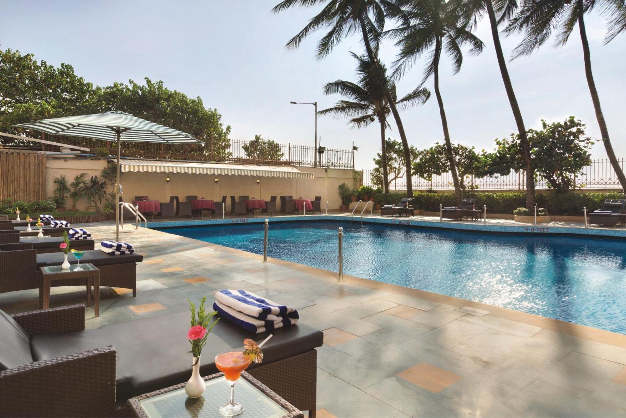 Ramada Plaza By Wyndham Palm Grove — Photos 1